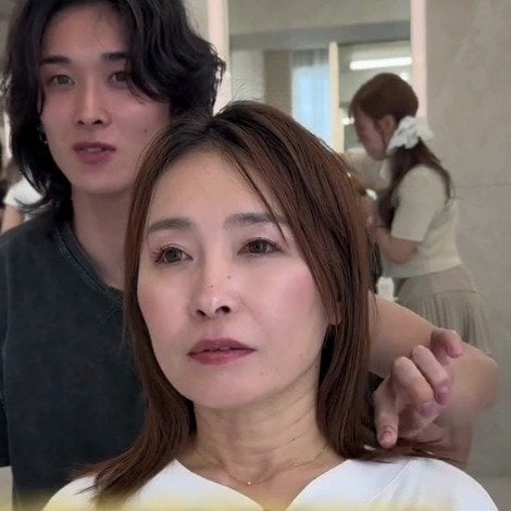 「こけしになっちゃったからトラウマで」と話す女性がボブにカット…肩にふれる長さの外ハネスタイルにチェンジして笑顔はじける