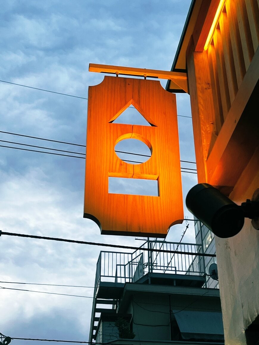 おでんを表現したシルエットの看板