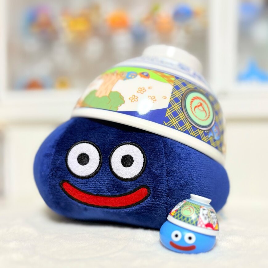 どんぶりをかぶった大小のスライム