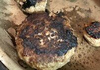 こんがりと焼けたハンバーグの中は…誰もが一度はやってしまう失敗に共感の声が続出