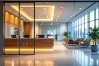 訪問先でコートを脱いだ後はどうしてる？スムーズな扱い方とその理由に「私もやってる」「知らなかった」