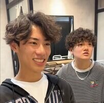 「髪を分けたパーマにしたい」と話す男性…仕上がりに「めちゃくちゃカッコイイ」と感動