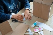 【1度はプレイしたはず】段ボールで完全再現された「懐かしいゲーム機」　完成度の高さに「再現度すごい」