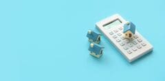 【住宅ローン】10月のフラット35は最も多い金利が「年3.830％」に。60歳代の残高は平均697万円、15年で返すと毎月4万2316円〜4万9862円