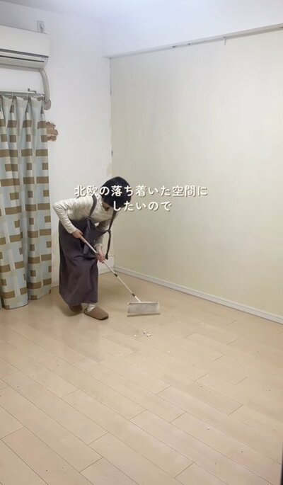 変身前の寝室の床