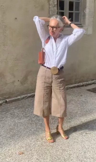 白シャツにベージュのバミューダパンツを合わせた街歩きコーデ