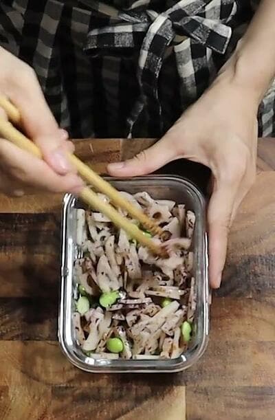れんこんと枝豆をゆかりで和える