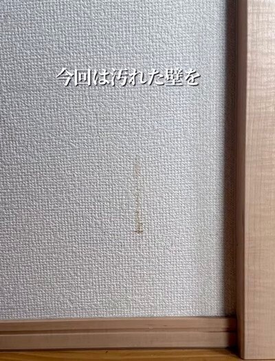 生活臭と汚れが気になる＜玄関の壁紙＞→大胆にすべて剥がして新しい壁紙に張り替えて、まるで＜新築＞のように！