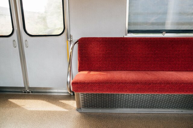 電車で突然ご婦人に声をかけられるほどの存在感　かばんに取り付けたまさかのポーチを思わず二度見 
