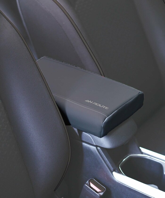 3COINSがすべてのドライバーに贈る「台形肘掛けクッション」