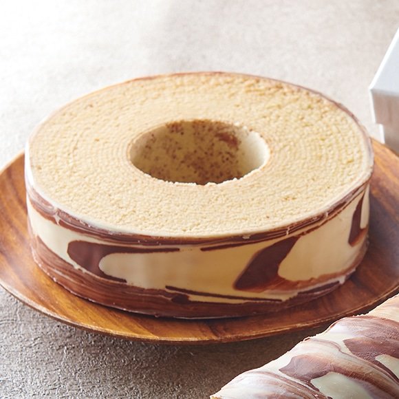 YATSUDOKIのスペシャリテとも言える「八ヶ岳白樺シロップ入り高原バウムクーヘン」