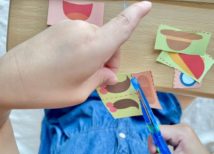 小さいパーツを切るときは、誤って手をケガしてしまわないよう注意