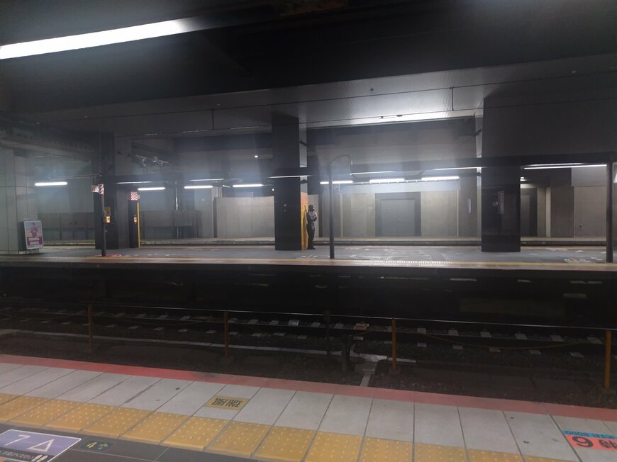 京都駅のホームに現れた「忍者」の正体とは？堂々とした姿に「修行が足りない」と19万いいね