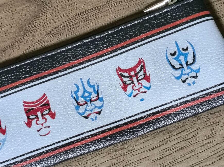 筆者撮影（キャンドゥ、02-02KBKペンケース 隈取柄）