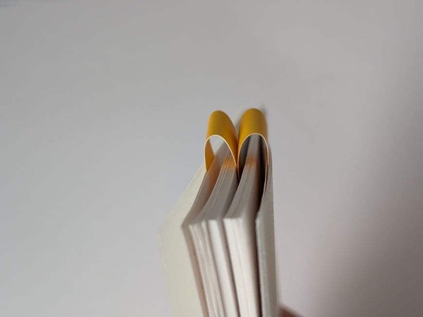 「手帳やノートの上部から少しだけはみ出る仕様です」