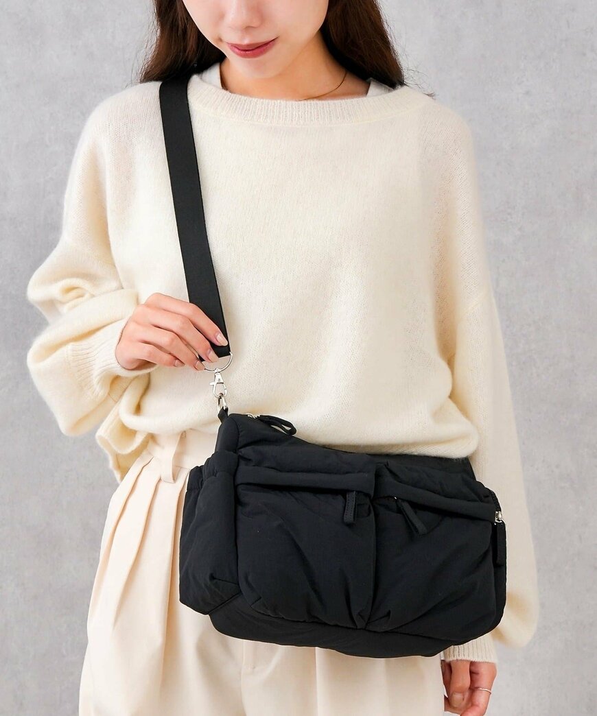 出所：3COINS公式　撥水パファーショルダーバッグ