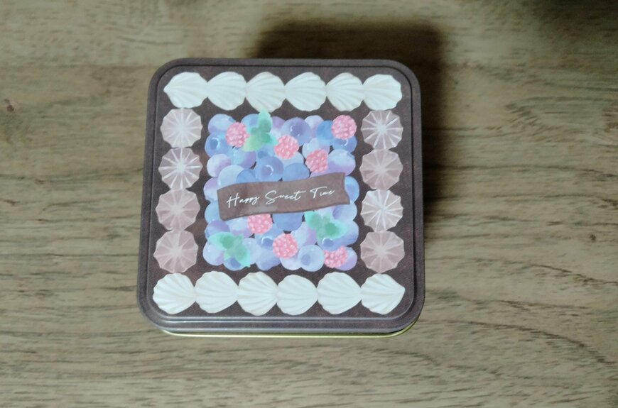 筆者撮影（セリア、スクエア缶 デコレーションケーキ）