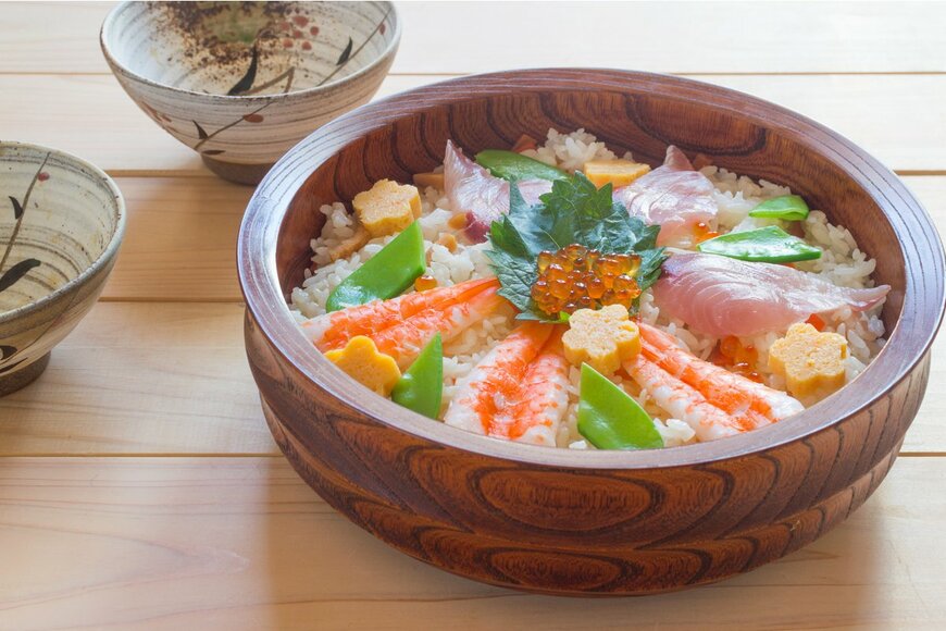 サヤエンドウがのったちらし寿司（Tataya Kudo/Shutterstock.com）