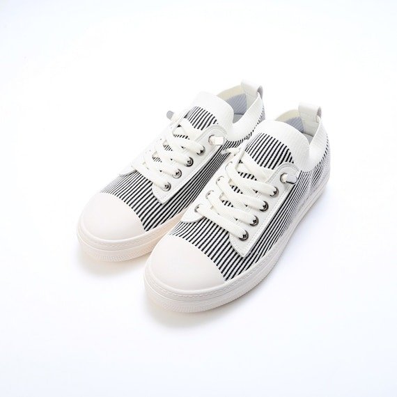 出所：ニトリ公式　低反発ソールフィットスニーカー（ホワイト×ブラック）