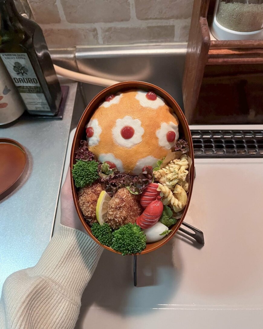 かわいい花柄のオムライス弁当