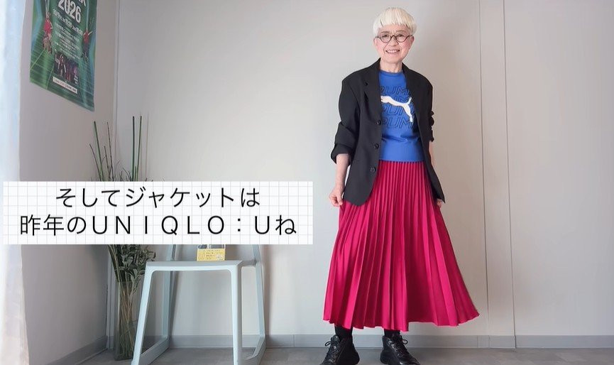 黒のジャケットと赤いプリーツスカートのカラーコーデ