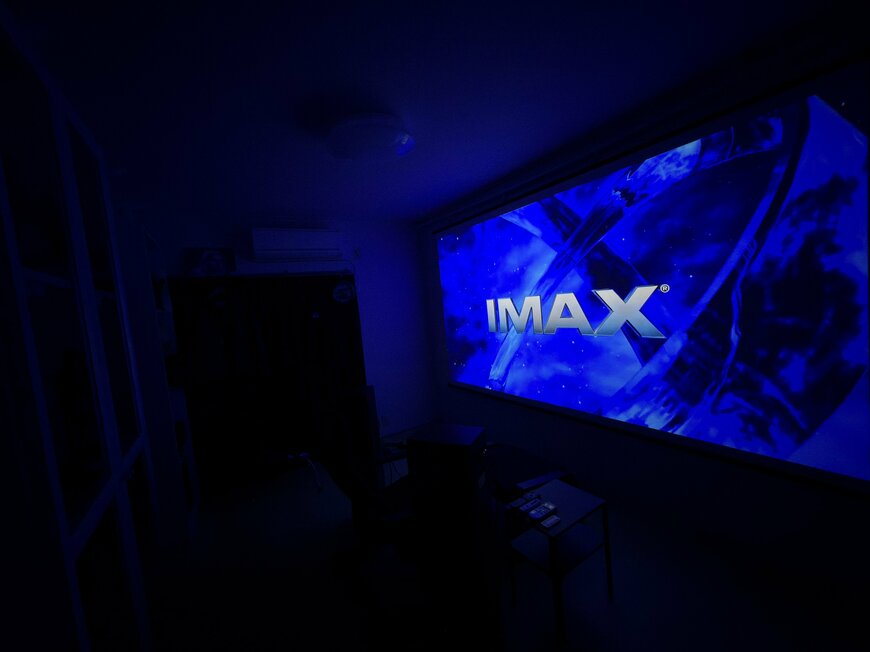 IMAXの文字が投影されている自宅シアタールームのスクリーン