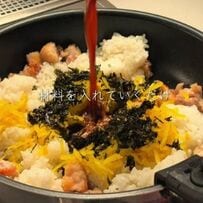 キンパやヤンニョムチキンなど「5種類の韓国弁当」が美味しそう　さまざまな味わいのチキンを楽しめる冷凍弁当に「器用だな」