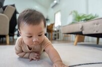 自宅にある「大きなラグに」違和感…　ぽつんと「くつろぐ赤ちゃん」の様子が話題に