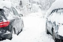 【言葉が出ない】落雪で車に起きた「予想外の事態」に思わず絶句…　雪の猛威に「こんなことがあるんだ」