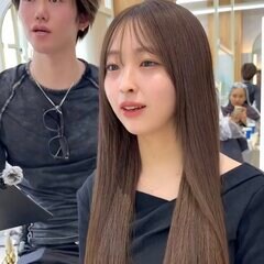 「レイヤーをがっつり入れたい！」上品なストレートロングヘアの女性が→華やかでゴージャスな雰囲気に！「可愛い！」と笑顔