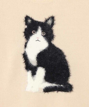 主役は“ハチワレ猫”ちゃん！ふわふわの〈ねこニット〉が上品で可愛い