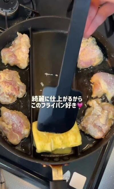 唐揚げの揚げ焼きと並んで巻かれる卵焼き