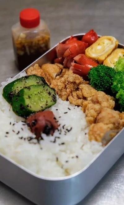甘酢ダレのボトルを添えた完成のお弁当