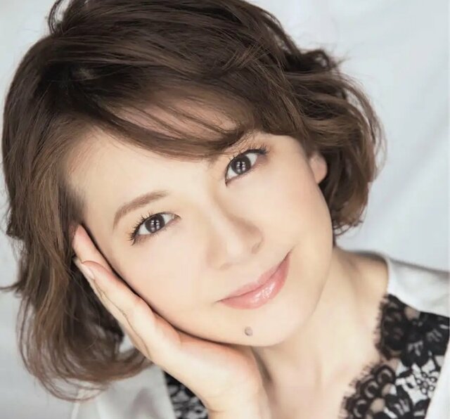 南野陽子、「リボンが世界一似合う」「横顔も美しい」と反響…ブルーのリボン×トップス姿を公開