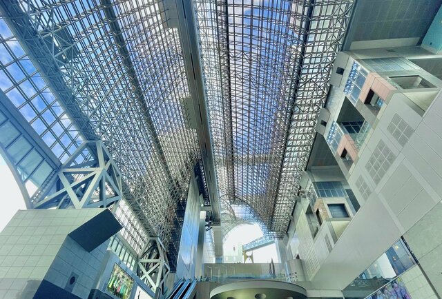 「名古屋から一駅で行ける駅」を撮影　迫力のある光景に「たしかに一駅」「よく考えたらすごい」の声