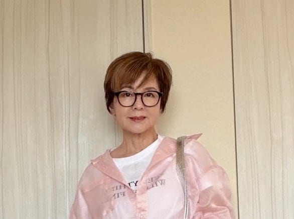 「ピンクが可愛い」60代マダムが着こなすしまむらのシアーシャツ。デニムと組み合わせた色合いを活かすスタイリングの手順とコーディネートの仕上がり