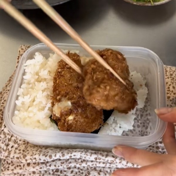 夫に作る【愛情弁当】2種のチーズ入り！カラッと揚げた「ささみチーズカツ弁当」がおいしそう　次々できあがる手作りおかずにも注目！