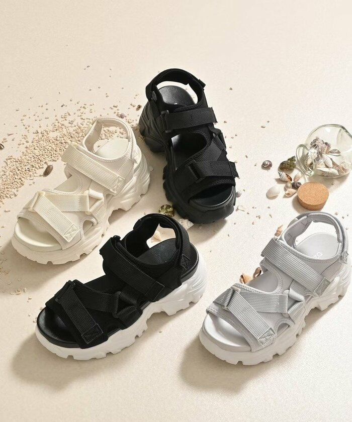 トレンドの厚底デザインと高いフィット感を実現した一足