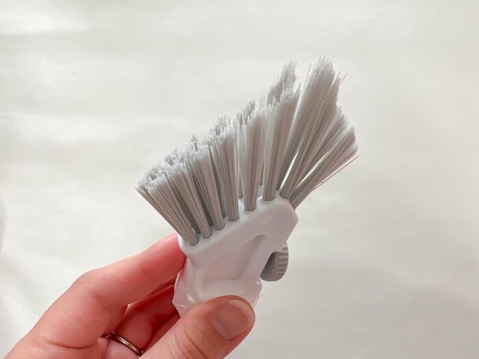 ブラシ部分は斜めにカットされており、角洗いにとても便利