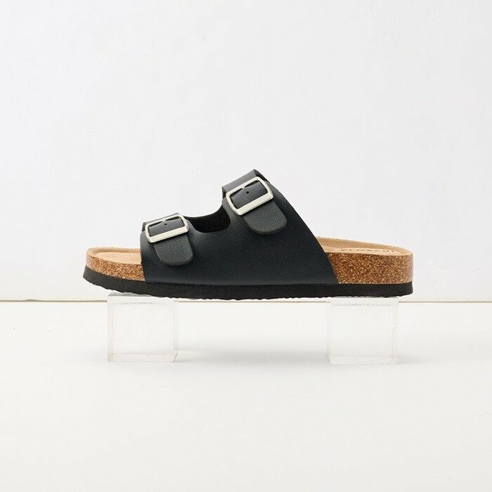 ヒールの高さは約0.9cmとフラットな設計