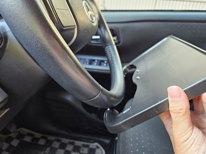 斜め下からテーブルのくぼみにはめ込み、下に押し下げてセッティング