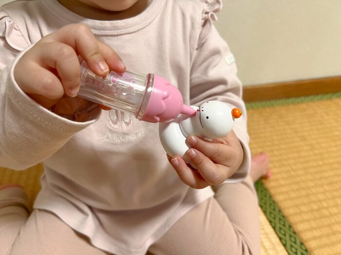 おままごとが大好きな子どもは、へびにミルクを飲ませて遊んでいました