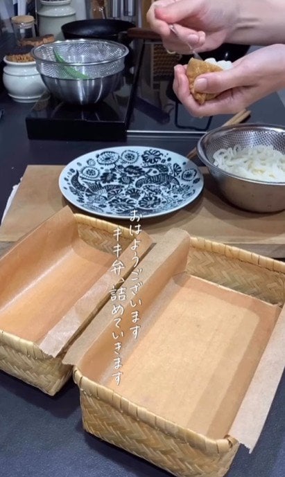「この発想はなかった！」ひと口で食べられる！？50代主婦が作る〈うどん〉と〈おにぎり〉のお弁当が話題