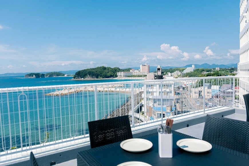 出所：合同会社GOTO「白浜のサウナ・ドッグラン・かけ流し温泉付きの絶景プライベートコテージ「しっぽの森リゾート 白浜」9月13日オープン」（PR TIMES）