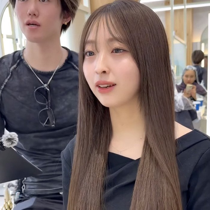 「レイヤーをがっつり入れたい！」上品なストレートロングヘアの女性が→華やかでゴージャスな雰囲気に！「可愛い！」と笑顔