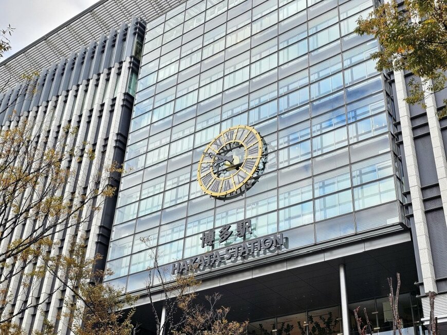 福岡・博多駅の混雑告知が「匂わせ」すぎる？　5色シルエットの案内掲示に「これは嵐の予感」