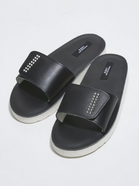 5351POUR LES HOMMES ×buddy - スムース×スタッズスリッパ ¥19,440（税込）