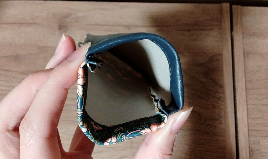 筆者撮影（セリア、メガネケース ウィリアム・モリスデザイン）