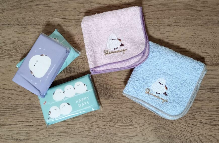 筆者撮影（セリア、単色メロー刺繍タオルハンカチ20×20cmシマエナガ・ミニミニポケットティッシュ もふもふばーど 6個入）