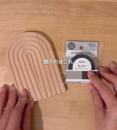 【100均DIY】セリアの〈ブックエンド〉が…　ダイソーのインテリアトレーを合わせるだけで〈おしゃれアイテム〉に
